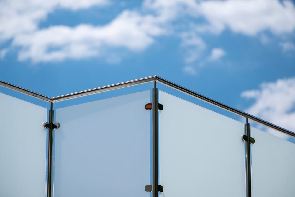 Balustrady szklane na balkon: estetyka i bezpieczeństwo w jednym
