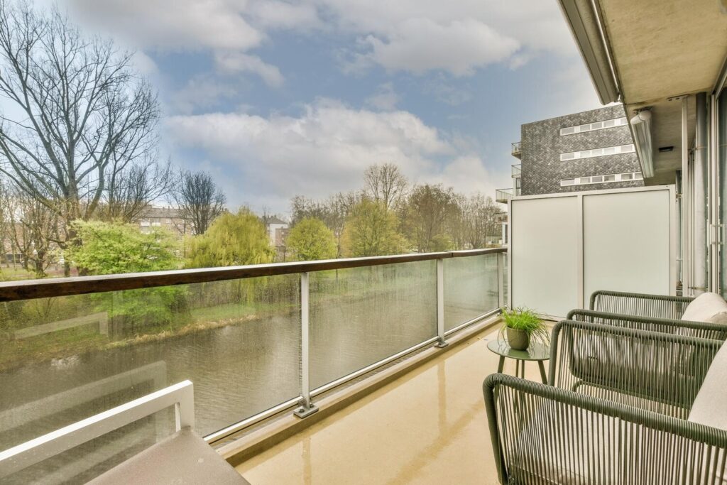 Estetyczne i bezpieczne zabudowanie balkonu w systemie bezramowym