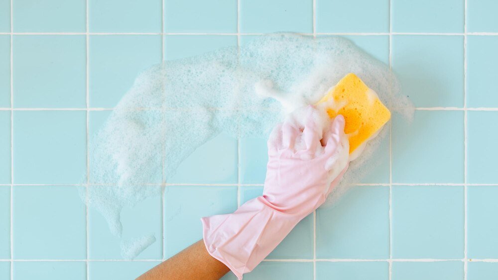 Biały nalot na płytkach po fugowaniu – jak się go pozbyć?
